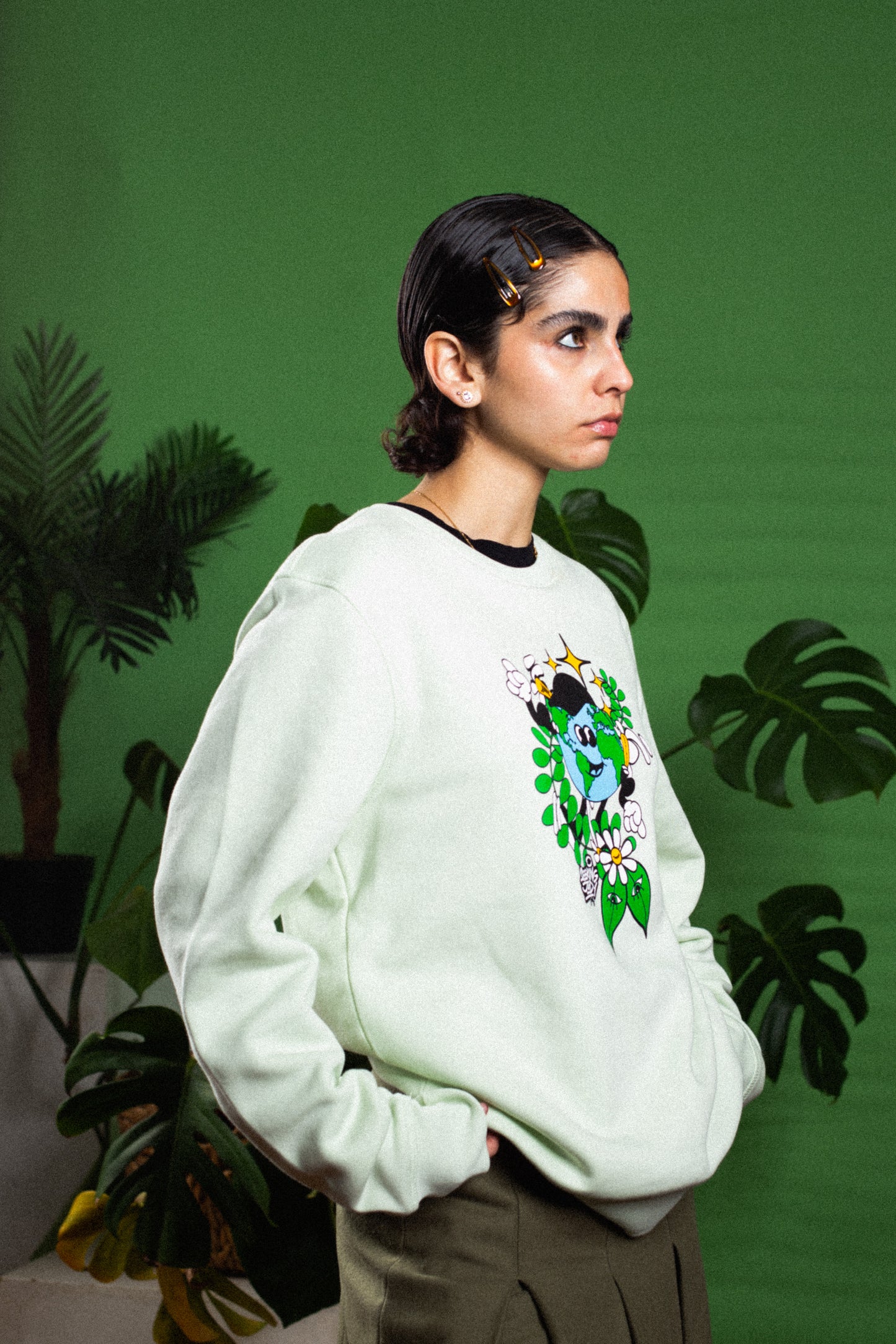 'Dancing World' mint green Organic sweatshirt